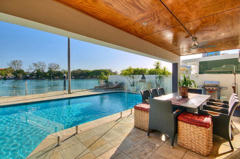 Surfers Paradise Escape - Waterfront House - Dentist Find 2