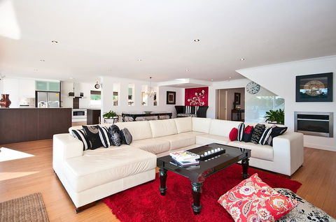 Surfers Paradise Escape - Waterfront House - Dentist Find 1