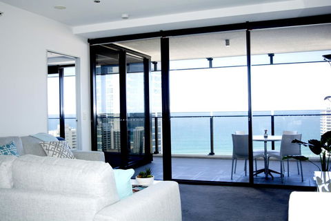 Surfers Paradise Two Bedroom Luxury Seaview Spa Apartment - Sealuxe - Dentists Australia 3
