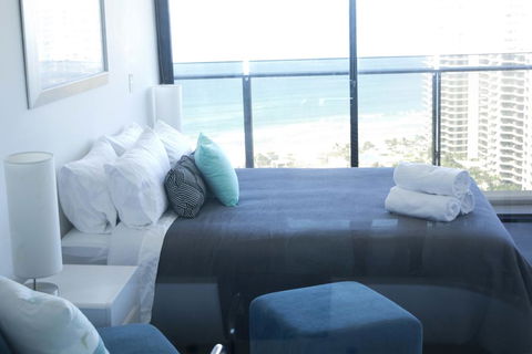 Surfers Paradise Two Bedroom Luxury Seaview Spa Apartment - Sealuxe - Dentists Australia 2