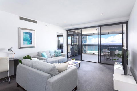 Surfers Paradise Two Bedroom Luxury Seaview Spa Apartment - Sealuxe - Dentists Australia 1