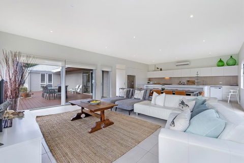 Surfs Up - Fresh And Modern East Beach Home - Dentist Find 1
