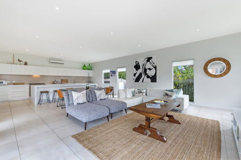 Surfs Up - Fresh And Modern East Beach Home - Dentist Search 2