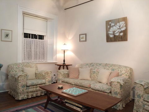 Surgeon's Cottage - Dentist Search 1