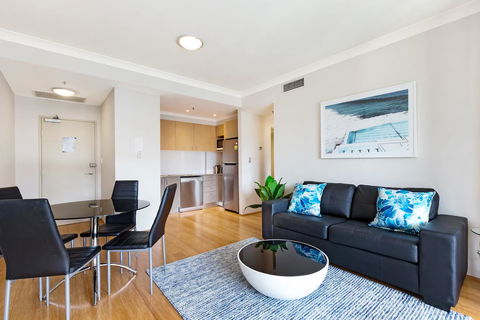 Surry Hills Fully Self Contained Modern 1 Bed Apartment (1012ELZ) - Dentist Find 2