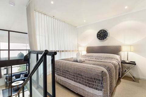 Surry Hills Modern One Bedroom Apartment (310GOUL) - Dentist Search 1