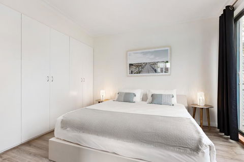 Surry Hills Modern Self-Contained One-Bedroom Apartment (19 FOV) - Dentist Find 3