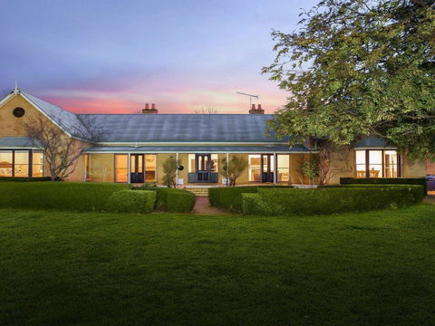 Sutton Downs - Renovated Country Home On 100 Acres - Dentist Find 0