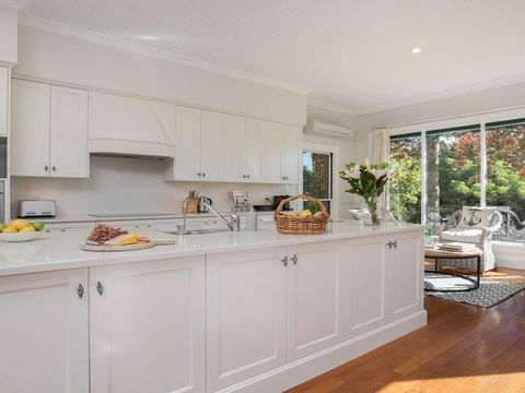 Sutton Downs - Renovated Country Home On 100 Acres - Dentist Find 2