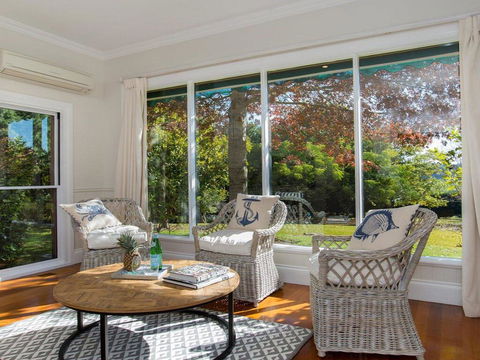 Sutton Downs - Renovated Country Home On 100 Acres - Dentist Find 3