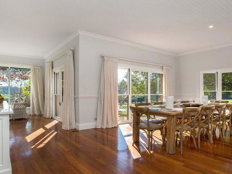 Sutton Downs - Renovated Country Home On 100 Acres - Dentist Find 1