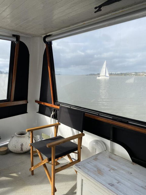 Swamp Fox Luxury 2BR Dutch Barge - Dentist Search 3