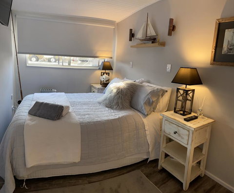 Swamp Fox Luxury 2BR Dutch Barge - Dentist Search 1
