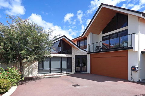 Swanriver Applecross Shortstays - Dentist Search 0
