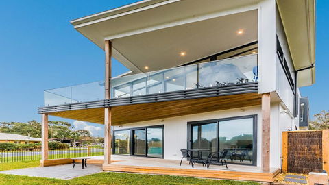SWEEPING VIEWS - FREE WIFI & NETFLIX - PET FRIENDLY (OUTSIDE ONLY) - Dentist Find 1