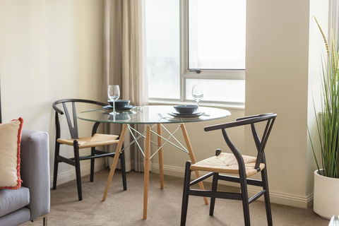 Sydney CBD 1 Bedroom Self-Contained Apartment With Spectacular Sydney Harbour View (1312 BRG) - Dentist Search 3