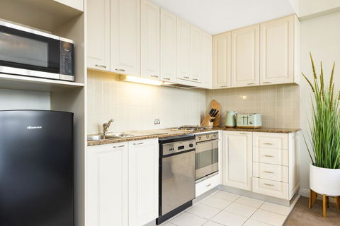 Sydney CBD 1 Bedroom Self-Contained Apartment With Spectacular Sydney Harbour View (1312 BRG) - Dentist Search 2