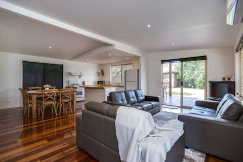 Tasman Surf House - So Close To The Beach - Dentist Find 3