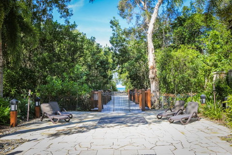 Temple 121 Modern Spacious Palm Cove 2 Brm 2 Bth Resort Apartment With Courtyard - Dentist Find 1