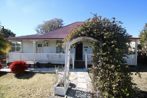 Tenterfield Historic C1895 Cottage - Dentist Find 1