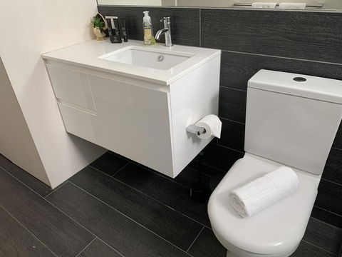 Terrace Living With Bay Views - Dentist Find 1