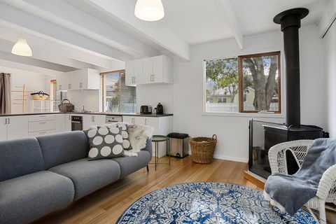 THE ASHMAN HOUSE - Modern And Close To Town - Dentist Find 1