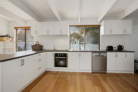 THE ASHMAN HOUSE - Modern And Close To Town - Dentist Find 2