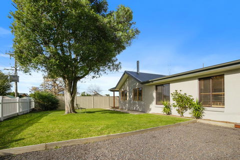 THE ASHMAN HOUSE - Modern And Close To Town - Dentist Search 3