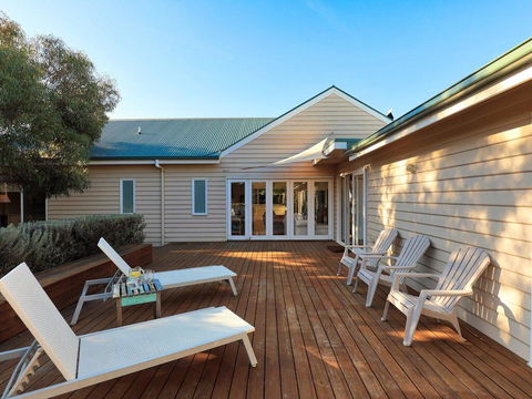 The Beach House - Quintessential Holiday House With Open Fireplace! - Dentists Australia 0