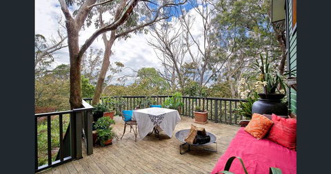 The Black Cockatoo - Secret Garden Mountains Home - Dentist Find 1