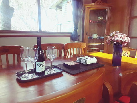 The Black Cockatoo - Secret Garden Mountains Home - Dentists Australia 3