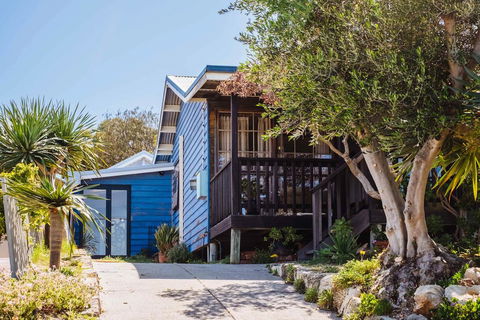The Blue Beach House - Dentist Find 2