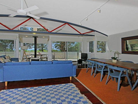 The Boathouse - Comfortable Beachfront Home - Dentist Search 3
