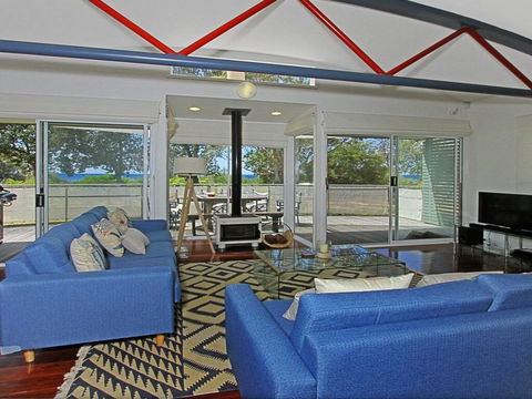 The Boathouse - Comfortable Beachfront Home - Dentist Search 1