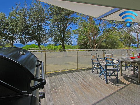 The Boathouse - Comfortable Beachfront Home - Dentist Search 0