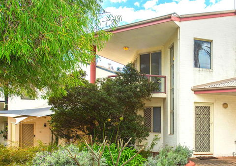 The Burswood Townhouse - Dentist Find 3