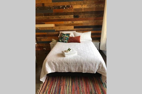 The Cottage - 58 Acre Farm Stay At Hanging Rock - Dentist Find 1