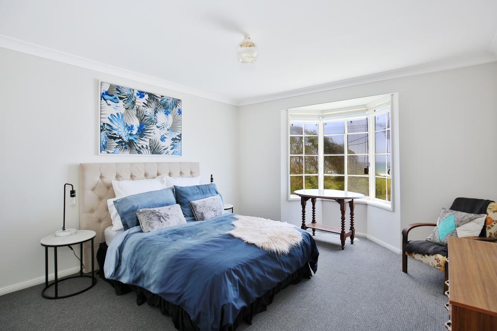 The Crescent - Pet Friendly - 1 Min to Beach