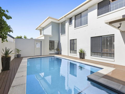 The Doggy Beach House At Salt - Dentist Find 0