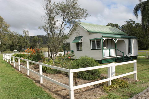The Dollhouse Cottage - Dentist Find 1