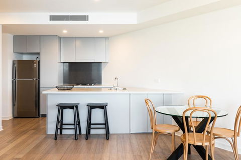 The Edge - Luxurious Waterfront Apartment - Dentist Find 2