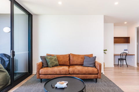The Edge - Luxurious Waterfront Apartment - Dentist Find 1