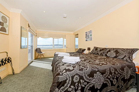 The Esplanade Kingston Beachfront - Dentist Find 1
