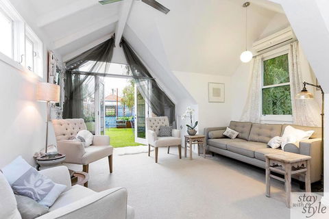 The Gatehouse - Light Filled Cottage In The Leafy Suburb Of Hawthorn - Dentist Find 1