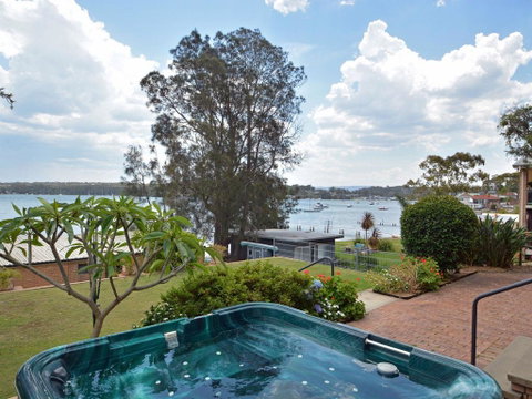 The House On The Lake @ Fishing Point, Lake Macquarie - Honestly Put The Line In And Catch Fish - Dentist Find 1