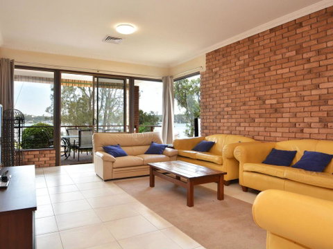 The House On The Lake @ Fishing Point, Lake Macquarie - Honestly Put The Line In And Catch Fish - Dentist Find 3