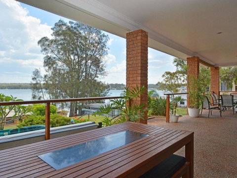 The House On The Lake @ Fishing Point, Lake Macquarie - Honestly Put The Line In And Catch Fish - Dentist Find 0