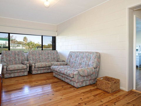 The Lobster Pot - Great Outdoor Eating Area - Dentist Search 3