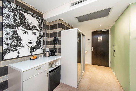 The Nest - Hollywood Style Space With Roof Terrace - Dentist Find 3