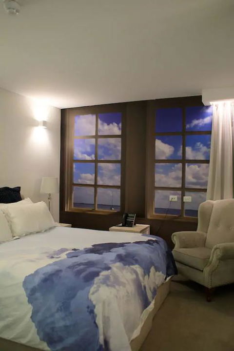 The Nest - Quirky Queen Sized Space With Roof Terrace - Dentists Australia 3